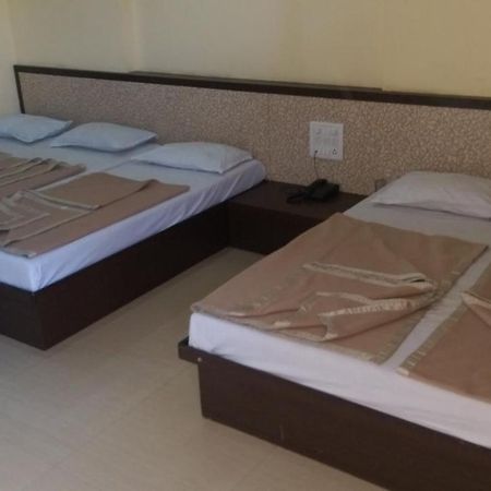 Sai Niwas Hotel Shirdi Bagian luar foto