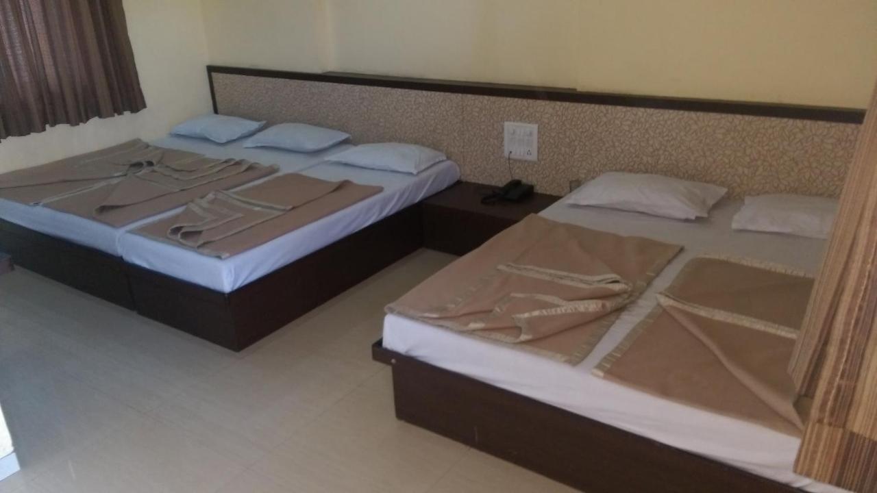 Sai Niwas Hotel Shirdi Bagian luar foto