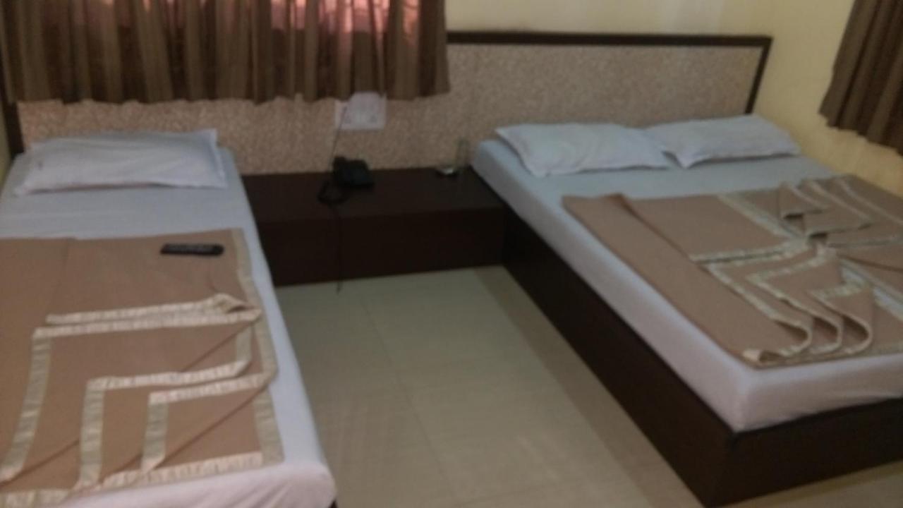 Sai Niwas Hotel Shirdi Bagian luar foto