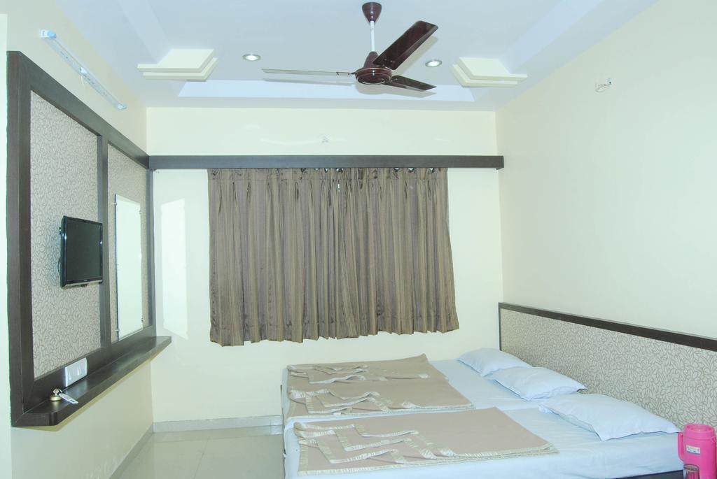 Sai Niwas Hotel Shirdi Bagian luar foto