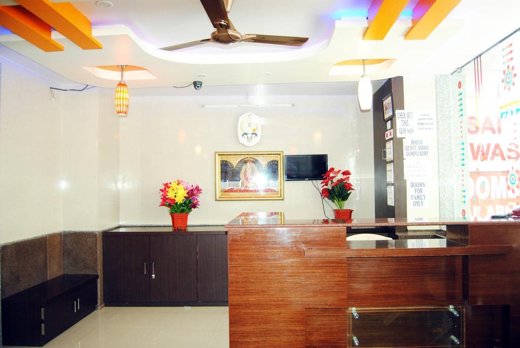 Sai Niwas Hotel Shirdi Bagian luar foto